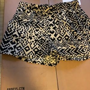 Pocket Aztec black n beige polyester shorts